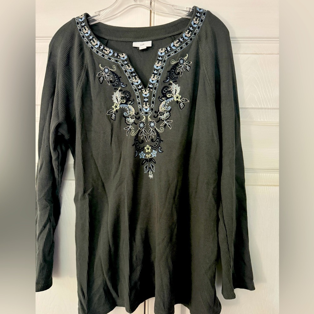 Thermal top with embroidery detail